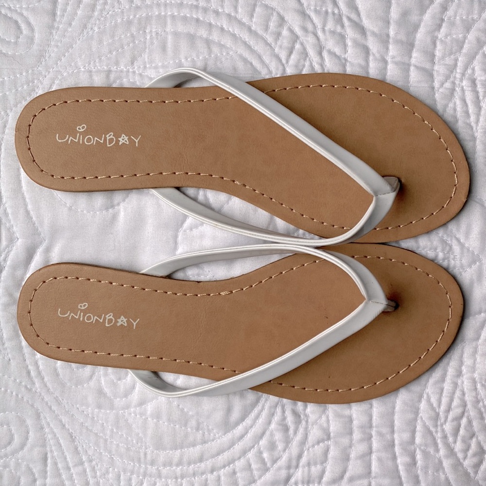 UNIONBAY Women’s Sz6 White Pleather Flip Flops - Picture 2 of 7